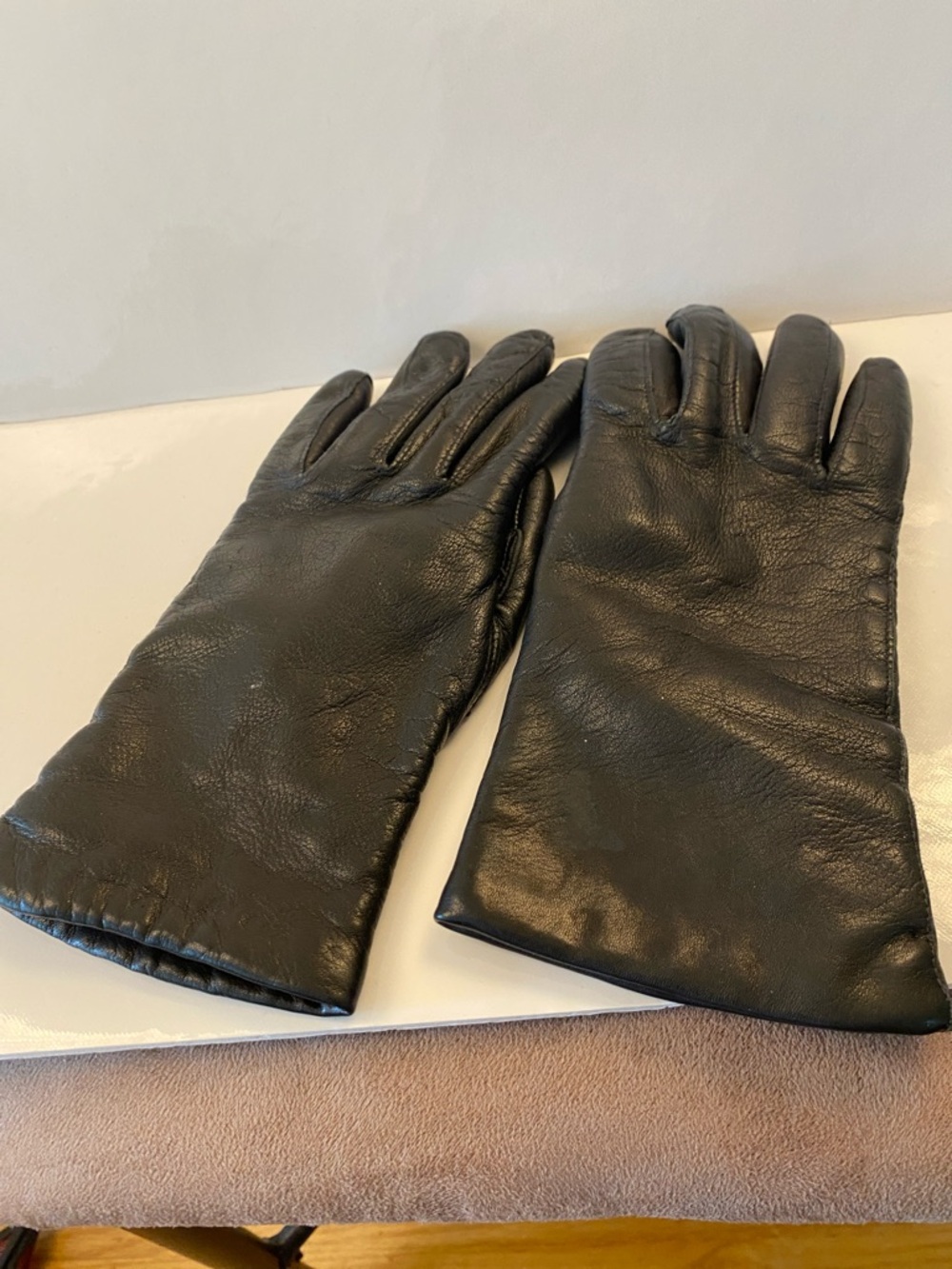 Black Leather Gloves Women’s - Classic Winter Accessory - Picture 5 of 9